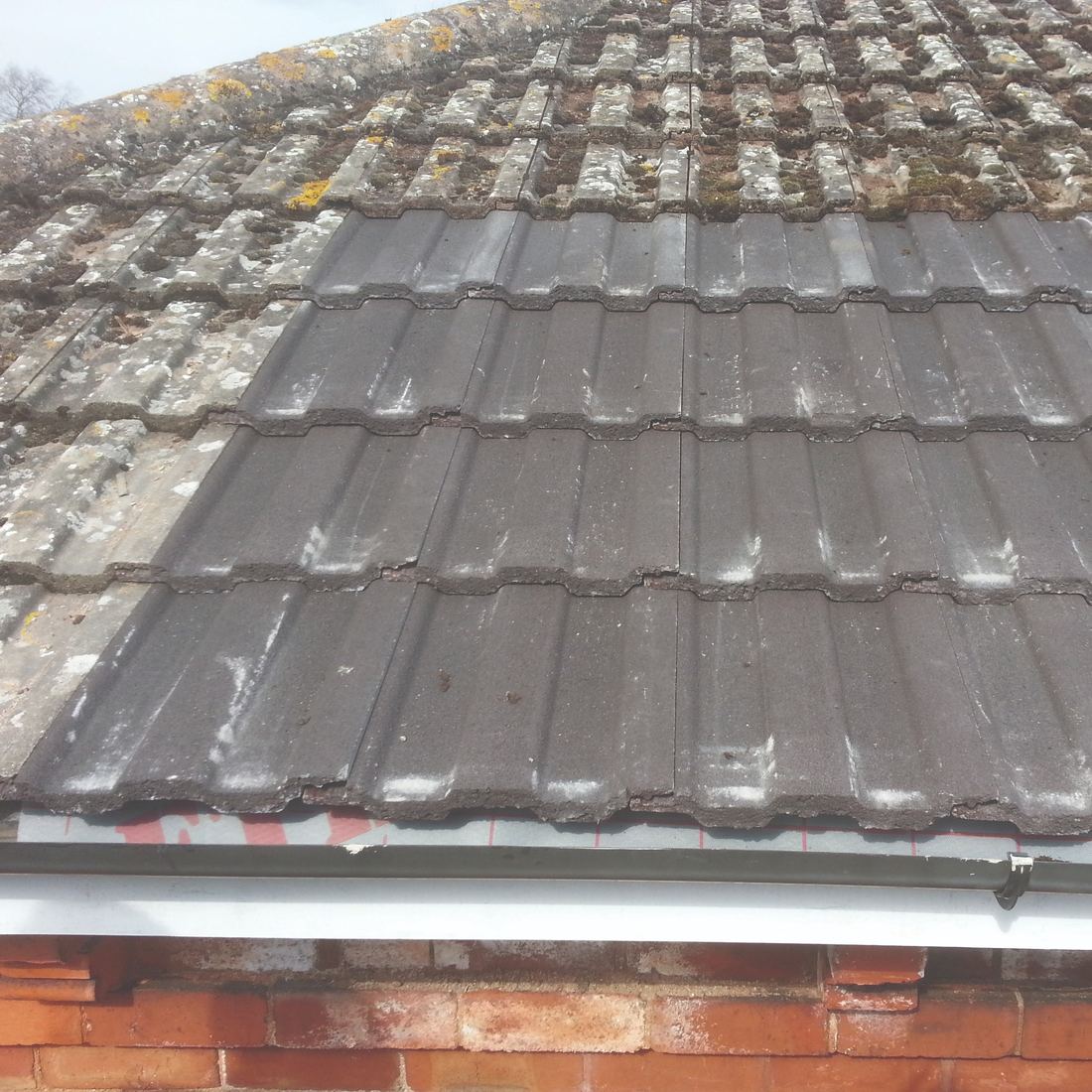 Roof repair on a tiled roof